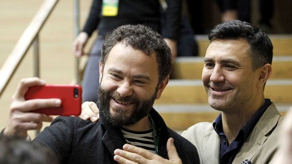 Oleksandr Dubinsky und Mykola Tyshchenko posieren für ein Selfie