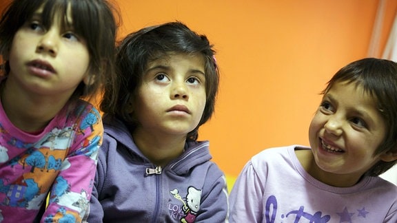 Portraits kleiner Mädchen, aufgenommen in einem Jugendzentrum fuer Roma-Kinder in Belgrad. 2015