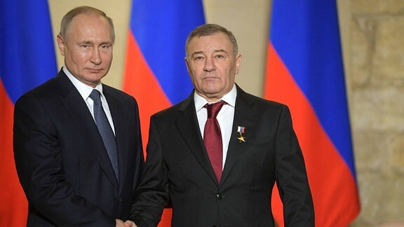 Der russische Präsident Wladimir Putin (links) verleiht dem Stroygazmontazh-Besitzer Arkadi Rotenberg für den Bau der Brücke über die Meerenge von Kertsch einen goldenen Stern des russischen Helden der Arbeit (März 2020).  