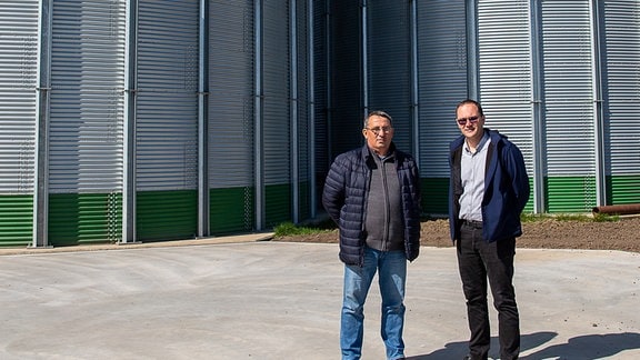 Landwirte Gheorghe Porubszki (links) und Milan Kelo hier vor der Silo-Anlage der Agrar-Genossenschaft „Fermierul Nadlacan“ im westrumänischen Nadlac.