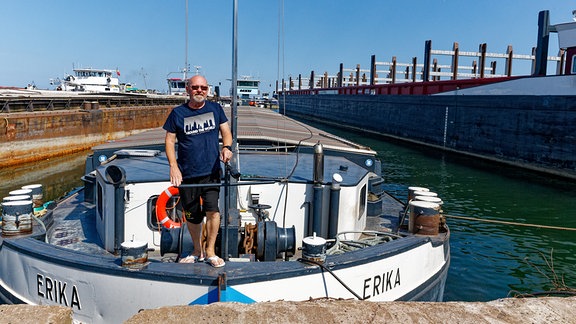 Der 62-jährige Kapitän Coreliu Barbu vor dem Frachtschiff, in dem er im August Raps aus der Ukraine geladen hat.