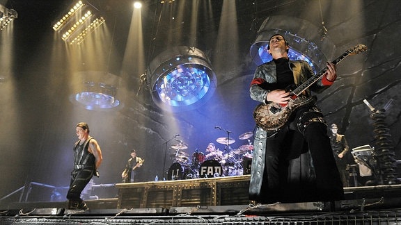 Die Mitglieder der Gruppe Rammstein stehen in Moskau auf der Bühne. 