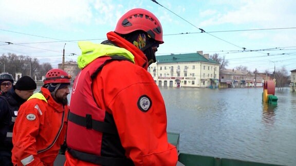 Ein überschwemmte Stadt und Rettujngskräfte