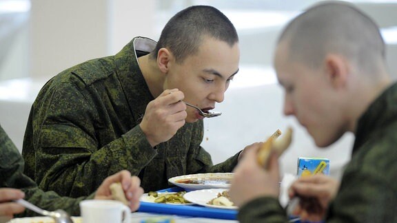 Soldaten befinden sich in der Kantine des Militärausbildungszentrums Sertolowo, Gebiet Leningrad.