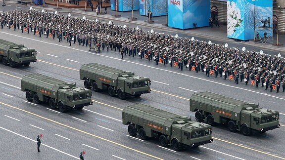 Iskander-M-Raketenwerfer rollen über den Roten Platz in Moskau während einer Militärparade zum Tag des Sieges.