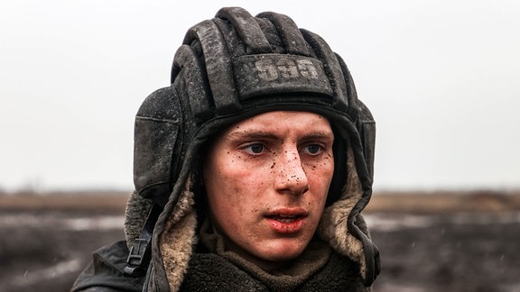 Ein Soldat einer Motorgewehr-Einheit des Russischen Militärbezirks Süd nimmt an einer Schießübung teil.