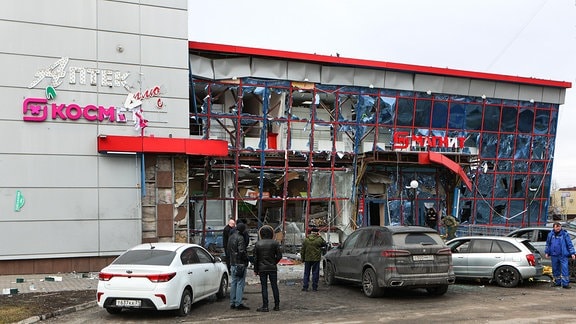 Nach Beschuss sind Schäden an einem Einkaufszentrum zu sehen