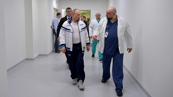 Der russische Präsident Wladimir Putin wird vom Chefarzt des Städtischen Klinikums Nr. 40 Denis Protsenko während eines Besuchs von Coronavirus-Patienten am 24. März 2020 in der Kommunarka, Russland, informiert