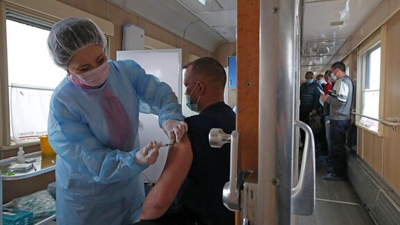 Eine Impfung in einem Zugabteil