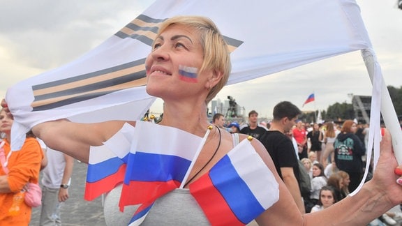 Eine Frau mit russischen Flaggen