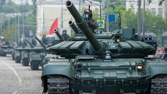 T-72B3-Panzer rollen vor einer Probe der Militärparade zum 75. Jahrestag des Sieges über Nazideutschland im Zweiten Weltkrieg auf dem Roten Platz in Moskau.