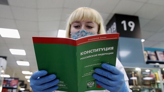 Eine Frau in Russland liest eine Broschüre