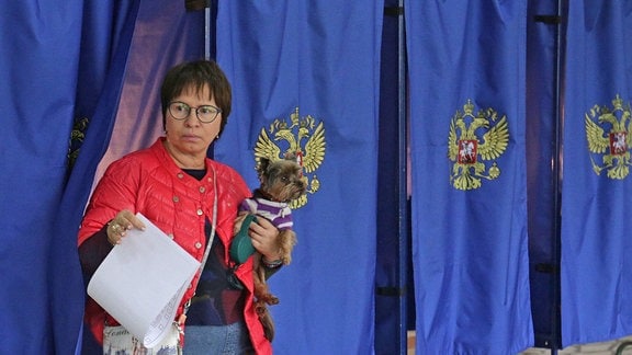 Eine Frau wählt bei den Regionalwahlen in Russland