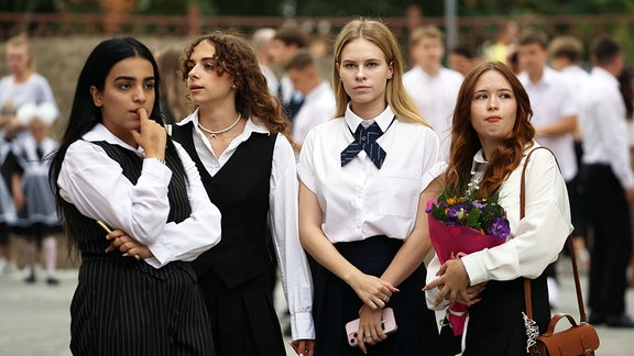 Schülerinnen versammeln sich vor einer Zeremonie zum Beginn des neuen Schuljahres an der neu eröffneten Sekundarschule Nr. 18 in Krasnodar.