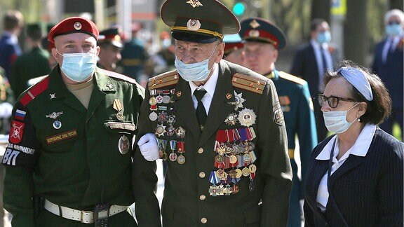 russischer Veteran mit Mundschutz am 8.05.20 in Russland
