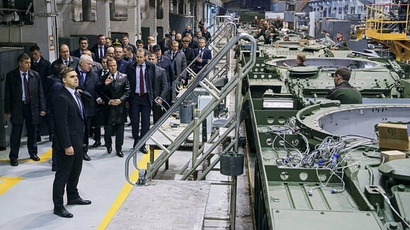 Der stellvertretende Vorsitzende des russischen Sicherheitsrates, Dmitri Medwedew (2. v.r.), besucht den Maschinenbaubetrieb Uralwagonzawod in Nischni Tagil.
