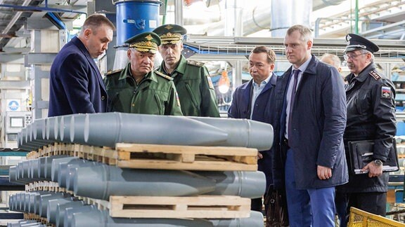 Russlands Verteidigungsminister Sergej Schoigu (2. v. l.) kontrolliert regionale Unternehmen, um die Erfüllung des staatlichen Verteidigungsauftrags sicherzustellen, der eine Reihe von Munition von Artilleriegranaten bis hin zu Fliegerbomben umfasst.
