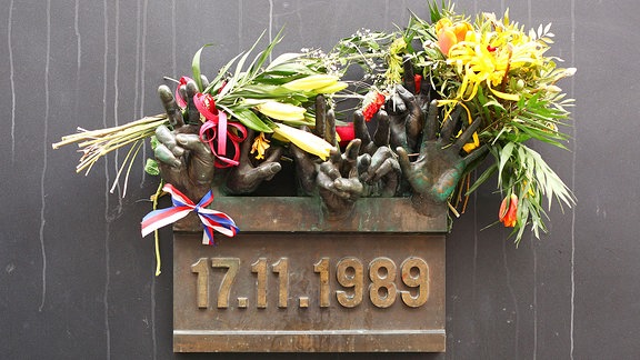 Blumen an einem Denkmal, das an die Studentendemonstration vom 17. November 1989 erinnert.