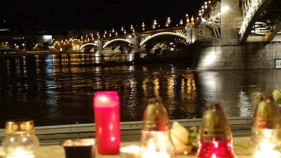 Kerzen vor einem Fluss
