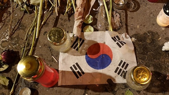 Kerzen und die Flagge von Korea
