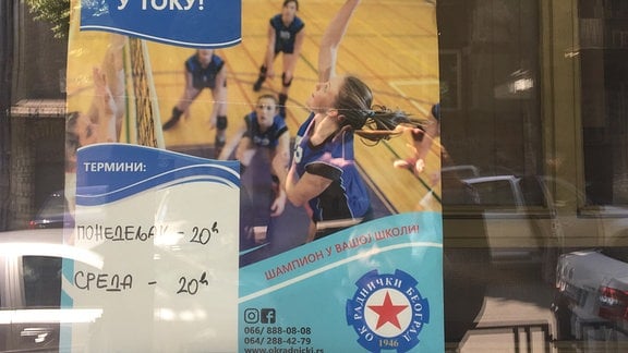 Ein serbisches Schulplakat wirbt für Volleyballtraining am Abend. 