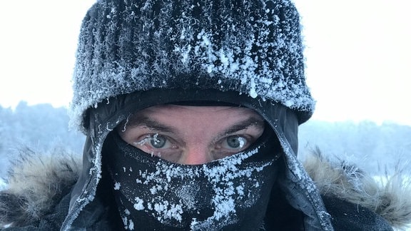 Kameramann  nach einem Dreh bei eisiger Kälte in Sibirien