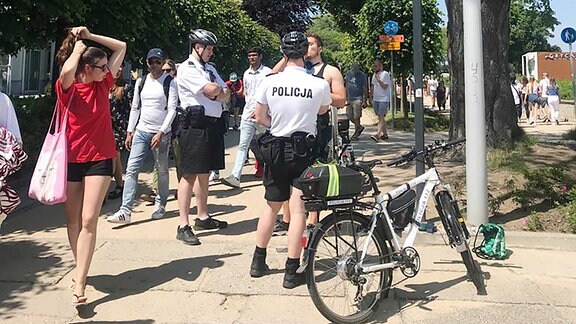 Ein Polizist spricht mit einem Radfahrer.