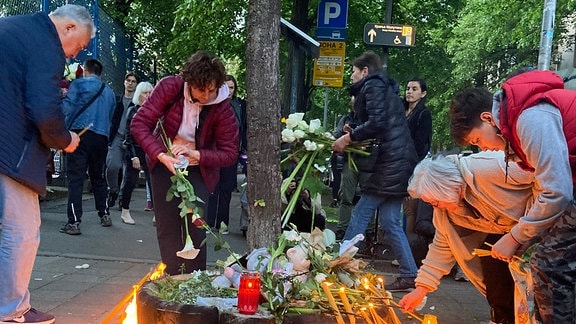 Anwohner trauern um die Opfer der Amoklaufes und entzünden Kerzen vor der Vladislav-Ribnikar-Grundschule in Belgrad 