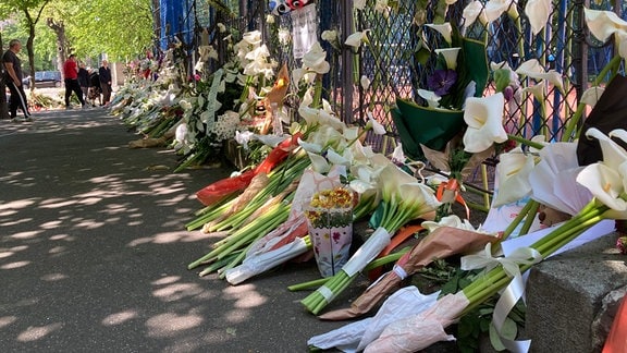 Trauer um die Opfer der Amoklaufes. Blumen vor der Vladislav-Ribnikar-Grundschule in Belgrad  