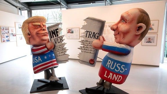 Skulptur mit Donald Trump und Wladimir Putin, die den INF-Vertrag zerreissen