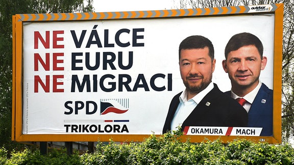 Plakatwand mit Tomio Okamura und Petr Mach, für die Wahlen zum Europäischen Parlament (EP) 2024.