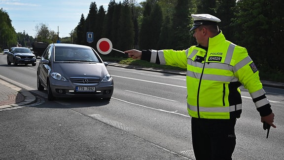 Polizei winkt ein Auto aus dem Verkehr