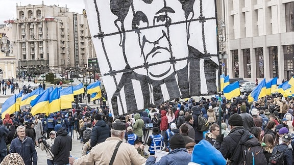 Ukraine,Riesige Flagge mit einer satirischen Karikatur des Präsidenten der Ukraine, Petro Poroshenko.