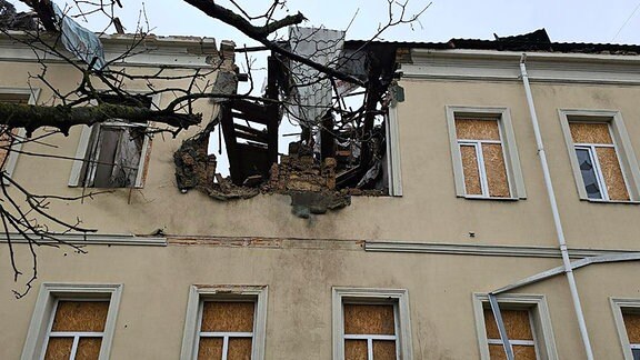 Ein durch russischen Beschuss beschädigtes Schulgebäude