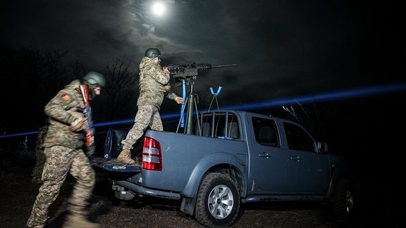 Ein mobiler Drohnenabwehrtrupp trainiert in der Nacht den Abschuss russischer Drohnen