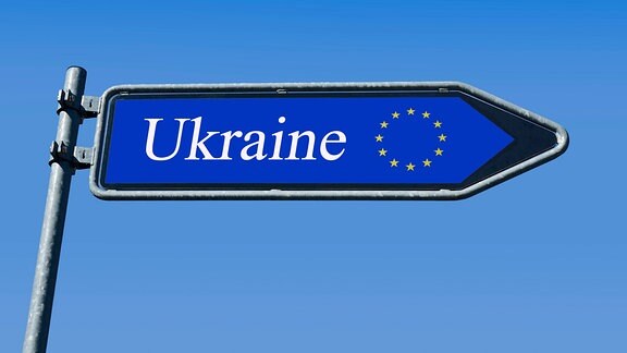 Wegweiser mit EU und Ukraine
