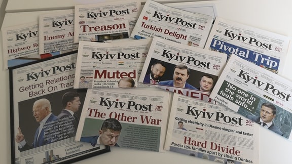 Mehrere Ausgaben der Zeitung Kyiv Post liegen auf einem Tisch