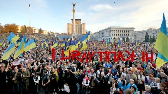 Demonstranten versammeln sich auf dem Unabhängigkeitsplatz im Zentrum von Kiew um gegen die ausgehandelte Steinmeier-Formel zu protestieren.
