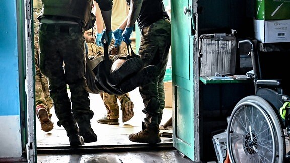 Verletzter ukrainischer Soldat wird transportiert