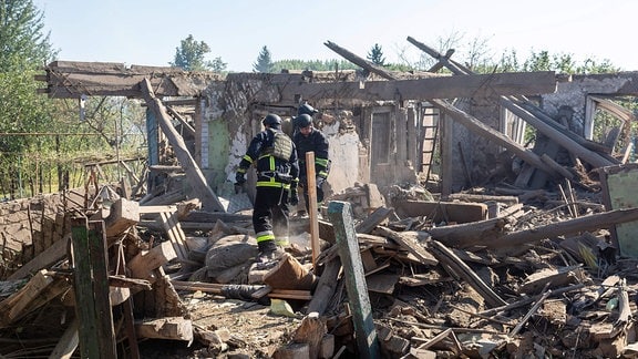 Rettungskräfte in einem zerstörten Haus