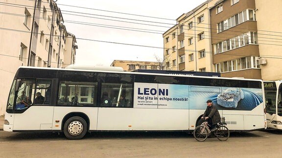 Stadtbus im rumänischen Bistritz, mit Stellenangebot für den Autozulieferer Leoni
