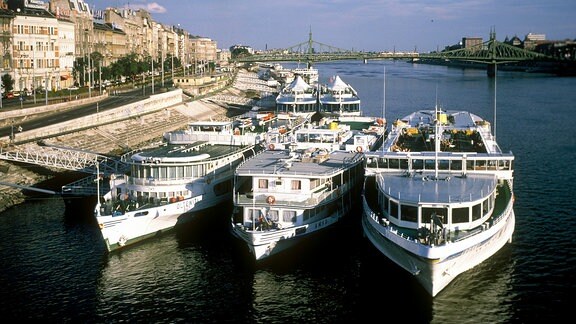 Ausflugsschiffe auf der Donau in Budapest