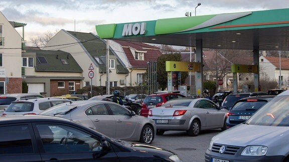 Andrang an Tankstelle in Ungarn