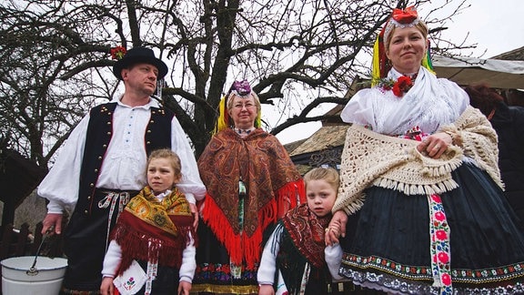 Traditionell gekleidete ungarische Famile