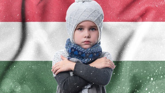 Inszeniertes Foto eines Kindes, das mit Mütze und frierender Geste vor einer ungarischen Flagge positioniert ist