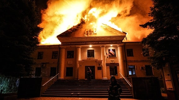 Brennendes Gebäude der Universität Donezk