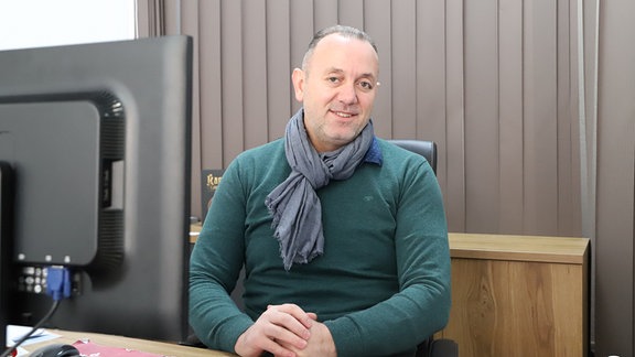 Gazmend Klinaku der Besitzer der I- coming Visaagentur in seiner Agentur in Pristina
