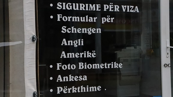 Werbung eines Visadienstleisters in Azem Jashanica Straße in Pristina