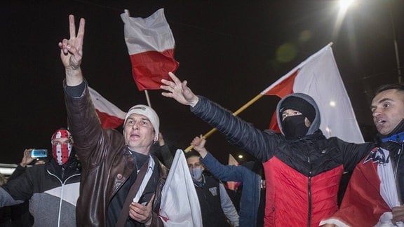 Demonstranten mit polnischen Flaggen