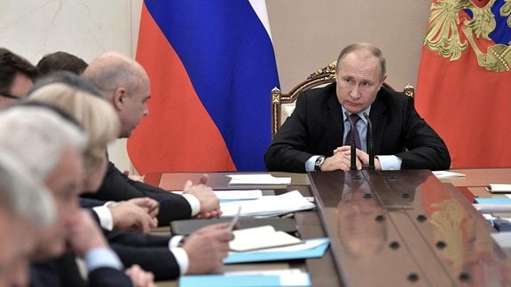 Der russische Präsident Wladimir Putin leitet ein Treffen russischer Regierungsbeamter im Kreml.